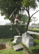 神笔永铸：一座纪念碑里的东方童话密码