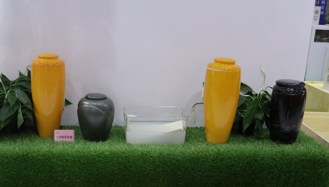 生命最后的礼物：一只可降解骨灰坛种出的绿色未来